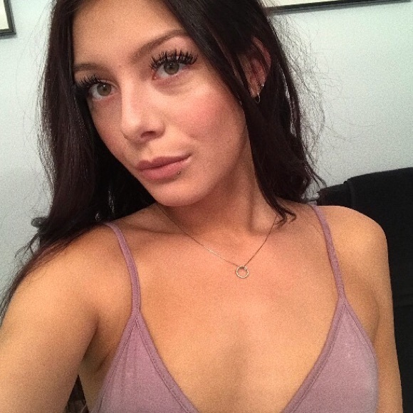 Meet your Posher, Danielle - Picture 1 of 1